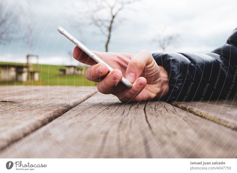 Mann Hand mit einem Smartphone, Smartphone-Sucht Person menschlich Telefon weiß Technik & Technologie Mobile Gerät Mitteilung Business Bildschirm Zelle