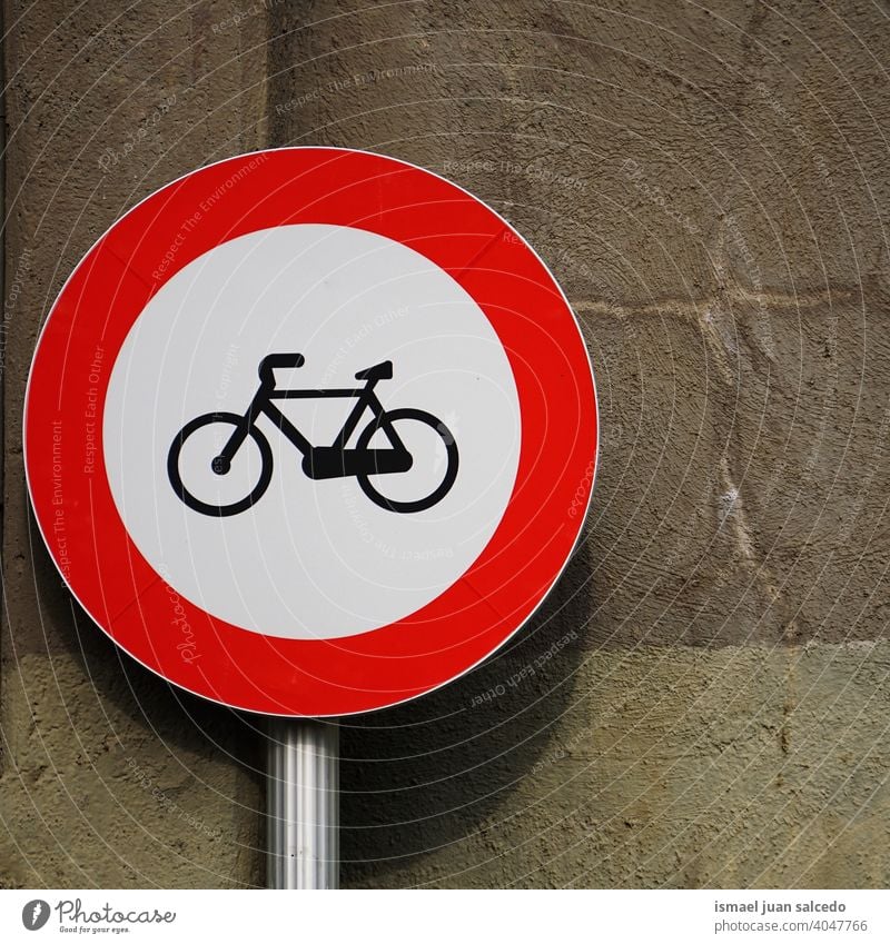Fahrradampel an der Wand Ampel Zyklus Fahrradsignal signalisieren Verkehrsgebot Straße Ermahnung Großstadt Verkehrsschild Zeichen Symbol Weg Vorsicht