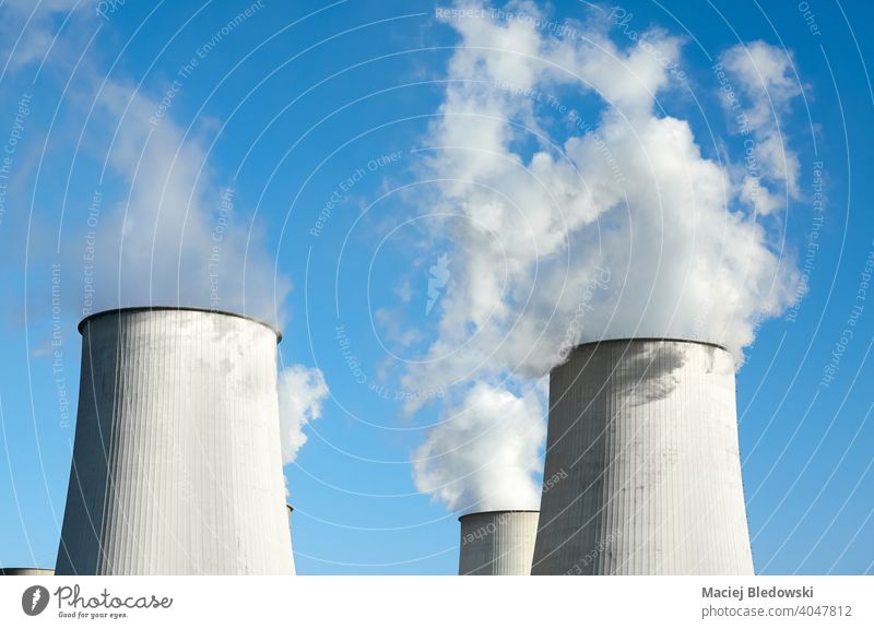 Rauchende Schornsteine gegen den blauen Himmel, Umweltverschmutzung Konzept. Verschmutzung Industrie Energiezentrum Kraft Pflanze dreckig Elektrizität