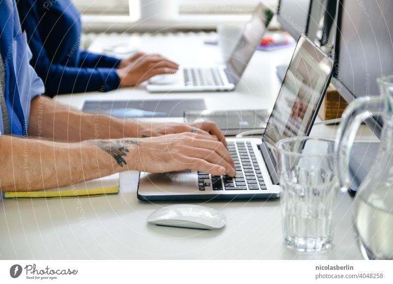 Ausschnitt Hände von Mitarbeitern arbeiten am Laptop im Büro Sitzen Notebook modern Arbeitsbereich Schreibtisch Cyberspace Desktop Arbeitsplatz Keyboard