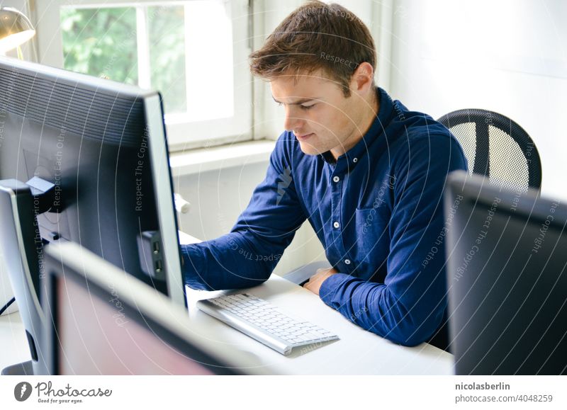 Junger Mann arbeitet am PC im Büro Freiberufliche Tätigkeit Computer Verwendung des Laptops Hipster Technik & Technologie Drahtlos Jahrtausende Erwachsener
