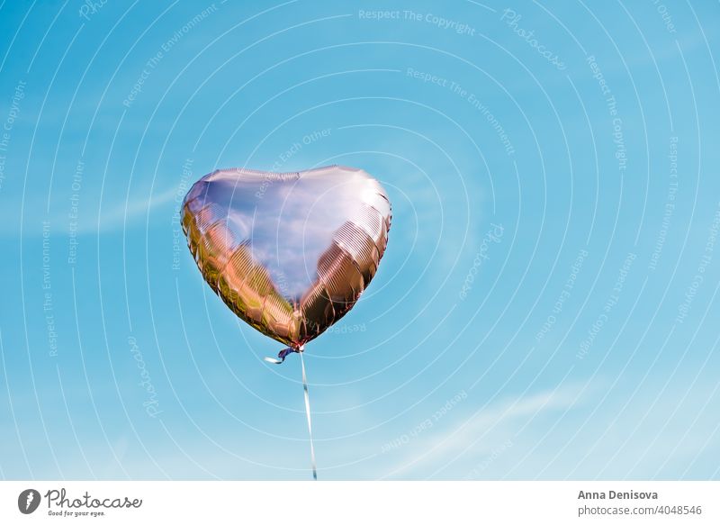 Herzförmige Ballon auf dem Himmel Hintergrund Luftballon Form rot blau Farbe Liebe Geschenk romantisch Geburtstag weiß Feier feiern Air abstrakt Sommer