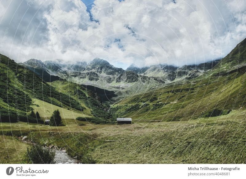 Landschaft in den österreichischen Alpen Serfaus-Fiss-Ladis Österreich Berge Täler Holzhütten Berghütten Natur Nebel Nebelschwaden Gras Wiese Weide Felsen