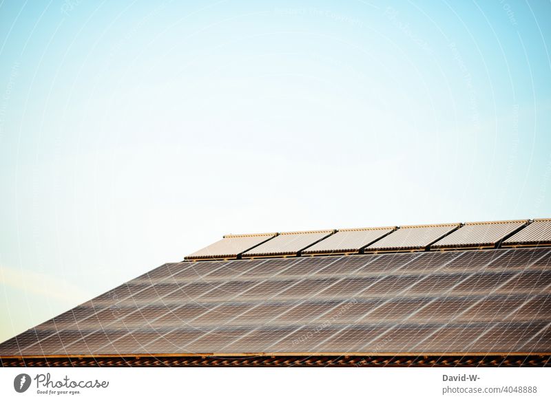 photovoltaikanlage - viele Solarmodule auf einem Dach Erneuerbare Energie Photovoltaik Klima wärmequelle enegiesparen umweltbewusst fotovoltaikanlage