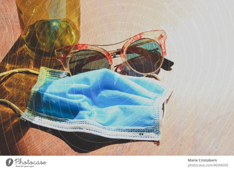 Medizinische Maske und Sommer-Sonnenbrille, um den neuen normalen Lebensstil im Sommer zu zeigen neue Normalität Sommer neue Normale Konzept Sommer