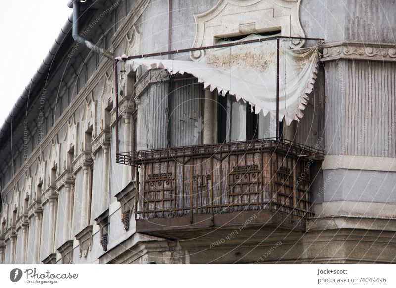 lose Markise hängt noch über rostigen Balkon verwittert verfallen Rost Zahn der Zeit Fassade Budapest Wandel & Veränderung ungepflegt kaputt Regenrinne Hausecke