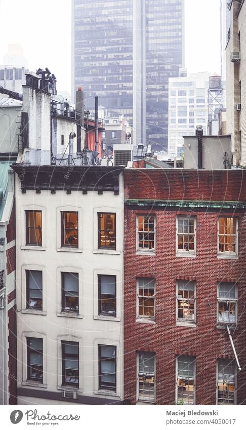 Regentag in New York City, farbig getöntes Bild, USA. Großstadt Gebäude New York State Manhattan Haus Nebel retro alt Stadtmitte Appartement nyc urban neu