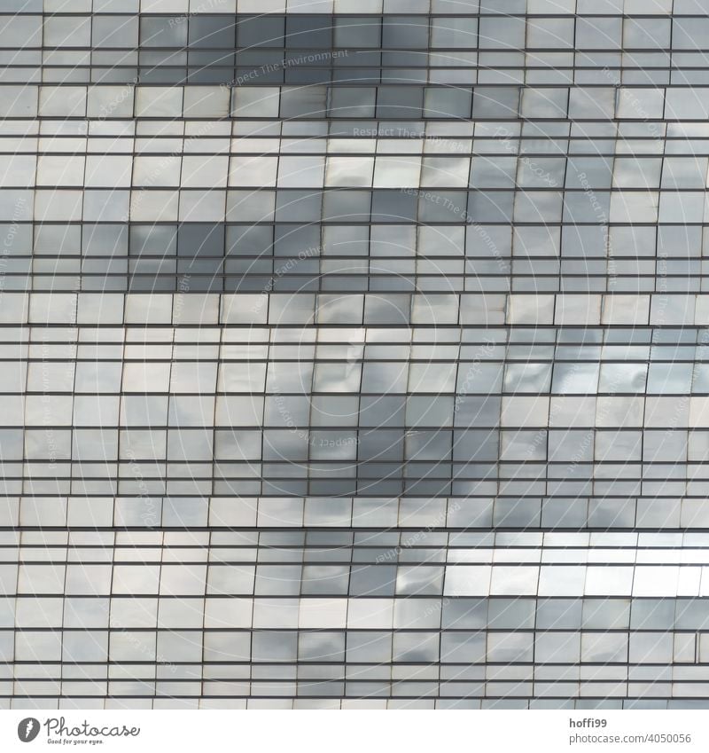 abstrakte Glasfassade in der sich Wolken und Licht spiegeln Gebäude Architekturfotografie Urbanisierung Fenster Fassade Hochhaus Haus Muster Linie Bürogebäude