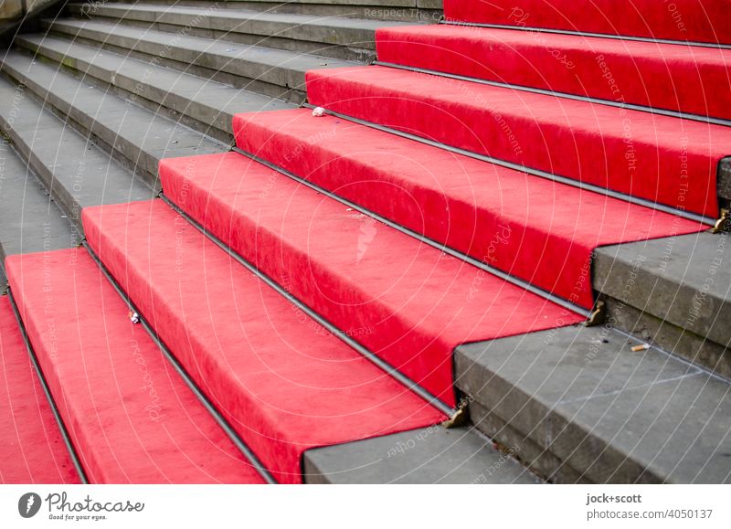 Stufe für Stufe roter Teppich Kultur Roter Teppich Treppe seriös Erfolg Ehre Wege & Pfade Symmetrie Stufenordnung Strukturen & Formen Symbole & Metaphern