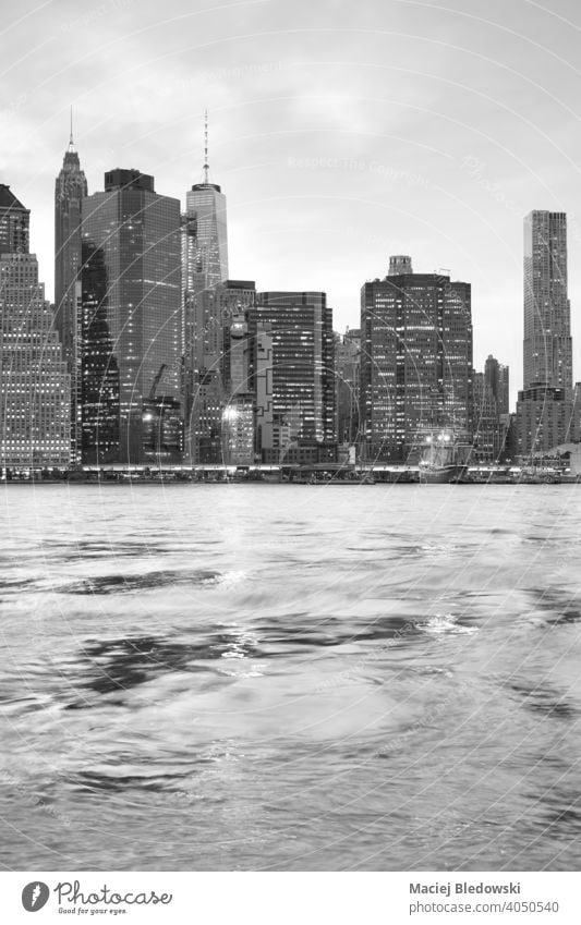 Schwarz-Weiß-Bild von New York City Waterfront bei Sonnenuntergang, USA. Großstadt New York State nyc Manhattan Wolkenkratzer schwarz auf weiß Skyline Gebäude
