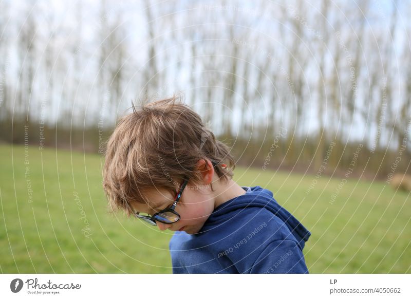 Kind mit Brille schaut nach unten Sicherheit Seuche Quarantäne zuhören Musik Familienzeit Technik & Technologie Vernehmung Erholung aussruhen entdeckend