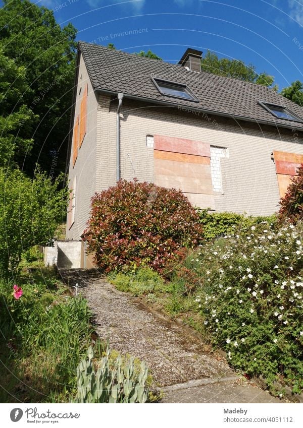 Energetische Sanierung eines kleinen Eigenheim mit Spitzgiebel und üppigem Garten in Hanglage bei Sonnenschein in Oerlinghausen am Hermannsweg im Teutoburger Wald in Ostwestfalen-Lippe