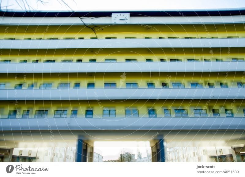doppeltes Haus der Moderne mit farblichen Akzenten Wohnhaus Doppelbelichtung Fassade Laubengang Balkon Unschärfe Illusion Symmetrie Experiment