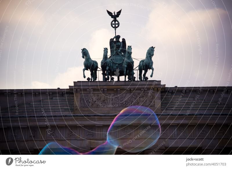 Brandenburger Tor und die Seifenblasen Sightseeing historisch Sehenswürdigkeit Wahrzeichen Hauptstadt Quadriga Pariser Platz Berlin Himmel Wolken Gegenlicht