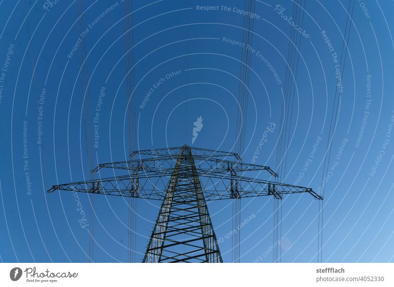 Überlandleitung Hochspannungs Strom Mast Gittermast vor blauem Himmel Strommast Hochspannungsleitung Hochspannungsmast Hochspannungskabel Hochspannungsmasten