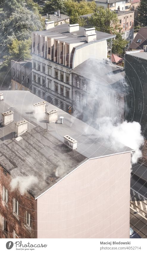 Luftaufnahme des Brandes eines alten Stadthauses in Szczecin, Polen. Feuer Rauch Haus Gebäude Großstadt Antenne Gefahr Angst Versicherung Unfall giftig Ansicht