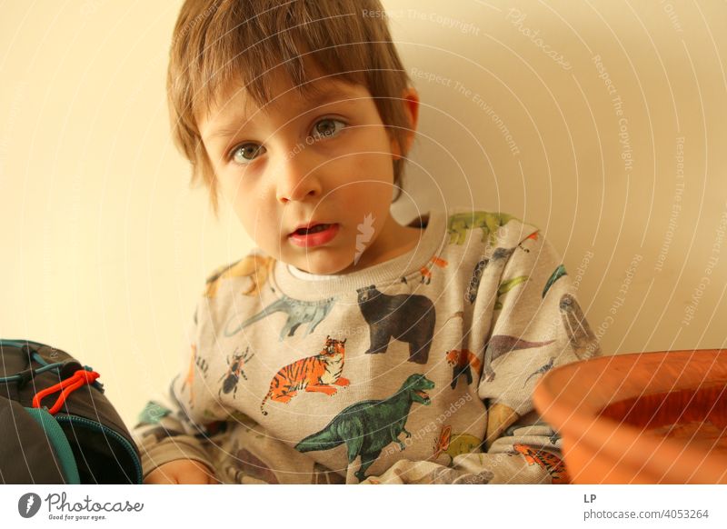 schönes Baby schaut sehr ernst in die Kamera verwirrt ratlos skeptisch Skepsis Zweifel hestitate Unsicherheit Verwirrung Kindheit Realität Experiment innovativ