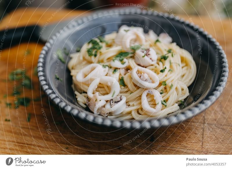 Spaghetti mit Tintenfisch Spagettiträger Spätzle Italienisch Italienische Küche Knoblauch Petersilie Lebensmittel Gesundheit trocknen Nahaufnahme Zutaten