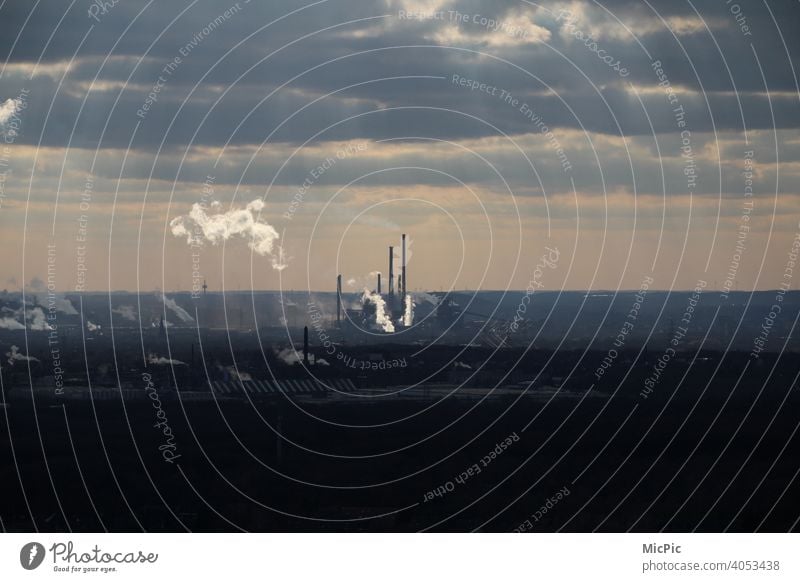 Industrie Skyline rauchende Schornsteine Sonne strahlt durch die Wolken Duisburg-Ruhrorter Häfen Außenaufnahme Farbfoto Himmel Rauch Dampf Horizont über Land