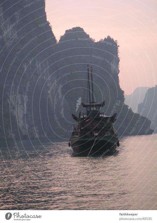 Halongbucht Asien Vietnam Meer Wasserfahrzeug Lanschaft Berge u. Gebirge