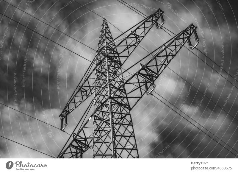 Strommast vor dramatischem Wolkenhimmel s/w Aufnahme Elektrizität Energiewirtschaft Himmel Kabel Industrie Hochspannungsleitung Technik & Technologie Leitung