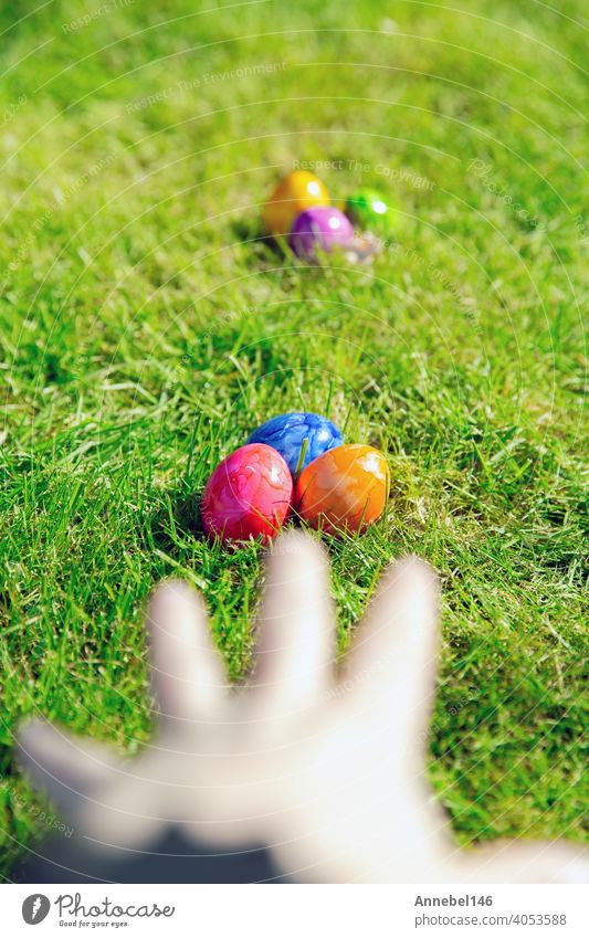 Ostereier im Gras versteckt, bunte handgemachte gemalt Ostereier jagen, Happy Easter Holiday Konzept im Garten oder Park, Ostern Frühling Ei Feiertag farbenfroh