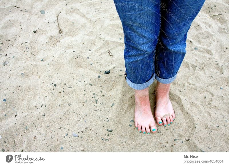Barfuß am Strand Beine Fuß Zehen Frau Haut feminin Nagellack lackiert Zehennagel Sommer Erholung Füße Ferien & Urlaub & Reisen Sand Jeanshose stehen Sandstrand