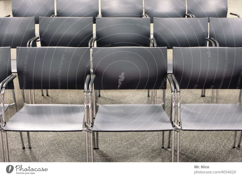 leere Stuhlreihen sitzen Stühle Sitzgelegenheit Sitzreihe frei Bestuhlung Platz Reihe Veranstaltung Publikum Strukturen & Formen Konzert Saal grau silber