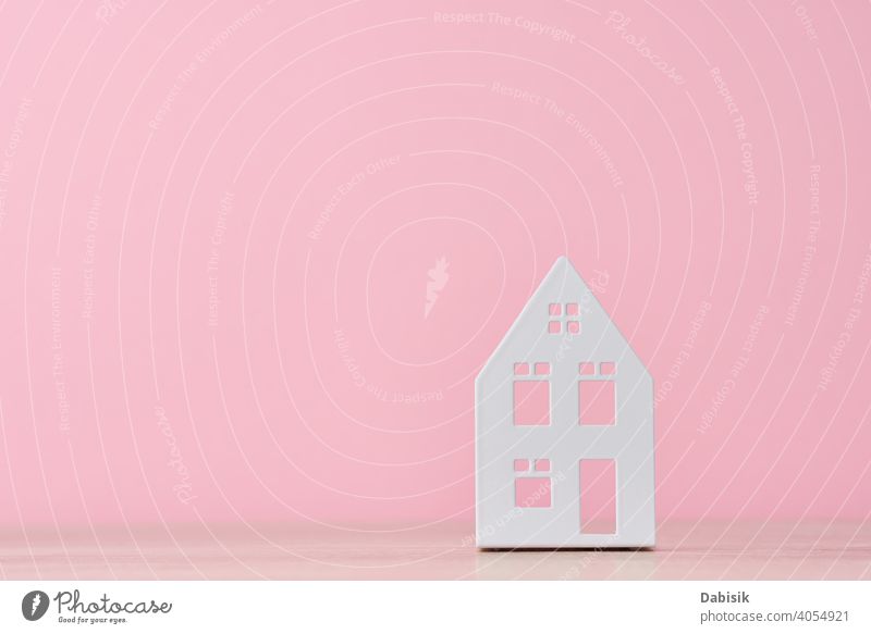 Figur des Spielzeughauses auf einem rosa Hintergrund mit Kopierraum Haus Konzept Gehäuse heimwärts Gebäude Anwesen hölzern Investition Darlehen Hypothek