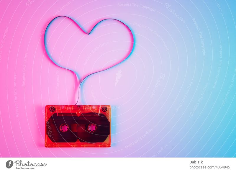 Retro-Kassette auf buntem Hintergrund mit Magnetband in Form von Herz. Liebe Musik Konzept Klebeband Aufzeichnen alt stereo altehrwürdig retro Audio Klang