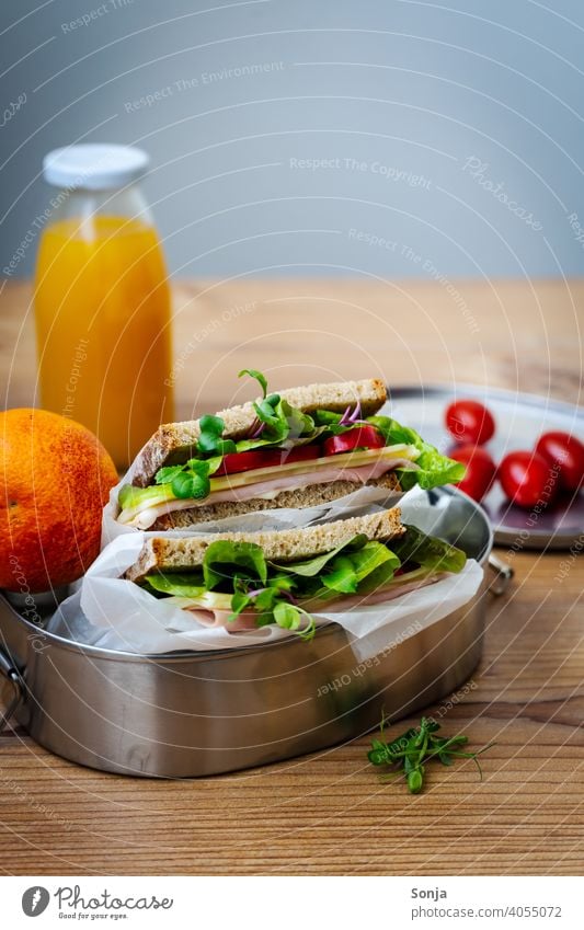 Sandwich mit Salat, Schinken und Käse in einer Blechdose Pausenbrot Brot Belegtes Brot Mahlzeit Lebensmittel Mittagessen Snack Frühstück frisch Tomate