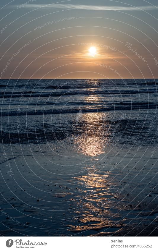 Gelber Sonnenuntergang über dem Horizont am Wattenmeer mit blauem Wasser Meer Küste Abend Ferien & Urlaub & Reisen Wellen Himmel Strand Sommer Sommerurlaub