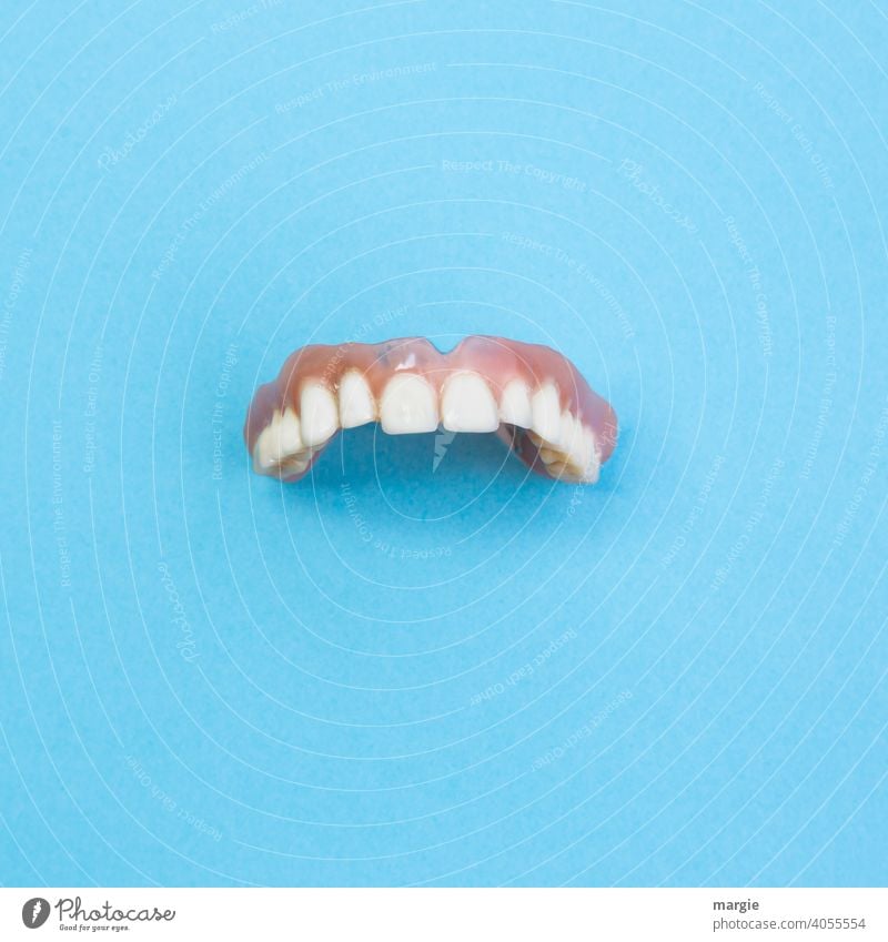 Zahnersatz, Gebiss auf blauen Hintergrund Zahnmedizin Zähne Zahnarzt Gesundheitswesen Nahaufnahme Mund Pflege dental Behandlung Alternative kieferorthopädisch