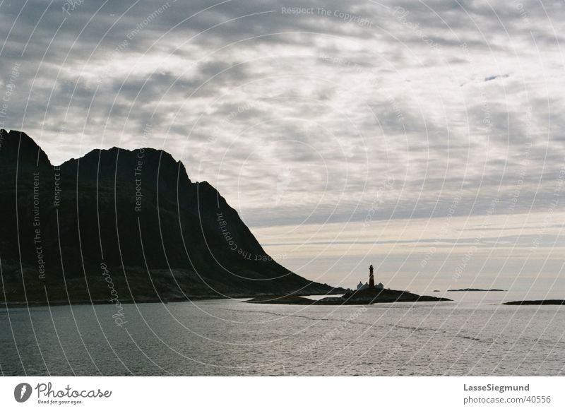 Leuchtum in Nordnorwegen Lofoten Norwegen Leuchtturm Küste Meer Wolken Macht Wasser nordnorwegen hurtigruten Wasserfahrzeug Berge u. Gebirge Insel Nordsee