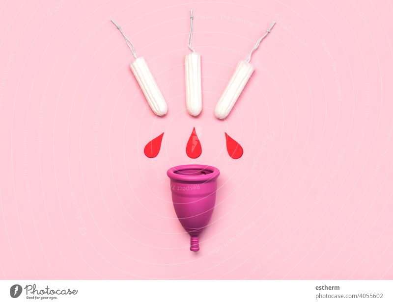 Silikon-Menstruationstasse mit Tampons.weibliches intimes alternatives gynäkologisches Hygiene-Konzept Servietten Frauen Lifestyle Toilette Gynäkologie Pflege
