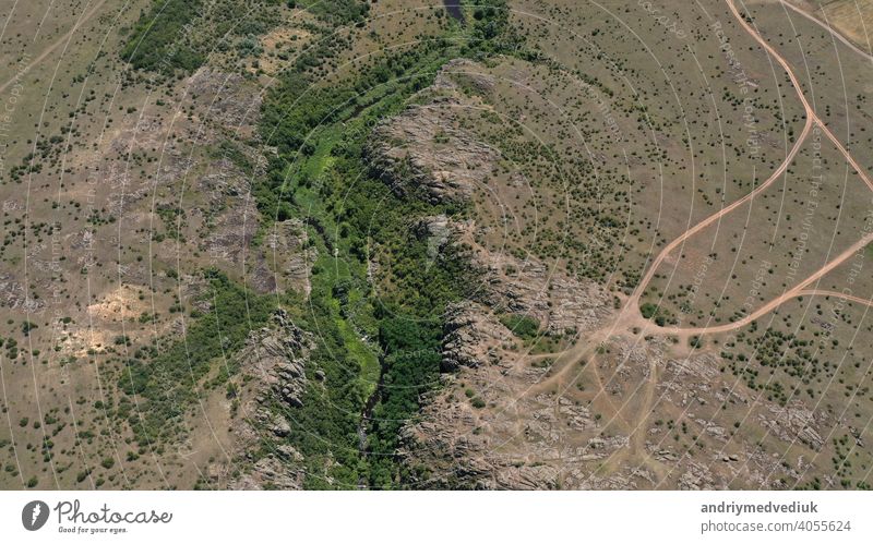 Luftaufnahme der Texturen und Muster der Felsen und des Bergflusses mit Gräben und Grün Berge u. Gebirge Ansicht Antenne oben Tourismus Natur Tal Landschaft