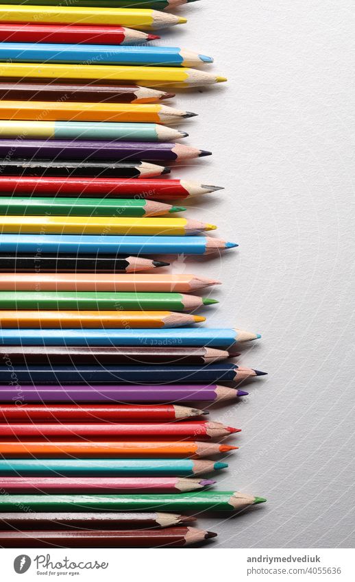 Buntstifte Set, Reihe hölzerne Buntstifte isoliert auf weißem Hintergrund. Buntstifte zum Zeichnen. copy space Farbe vereinzelt nach oben schließen Stifte Holz