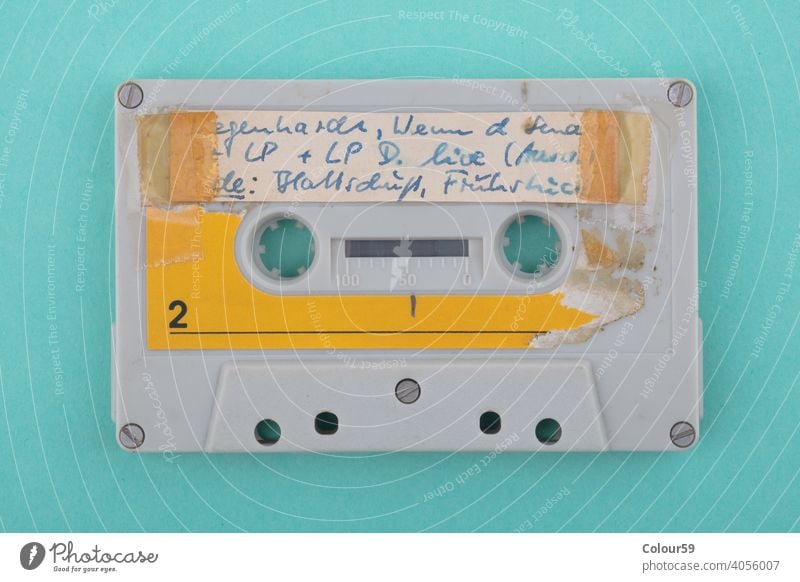 Selbstbeschriftetes altes Tonband blau Hallo Klang verwendet Kassette Klebeband stereo vereinzelt Audio analog Musik blanko Medien retro zuhören Kunststoff