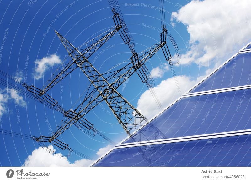 Umweltfreundliche Stromerzeugung durch Solarenergie strom Strommast solar Solaranlage photovoltaik Dach hausdach Paneele Energie Kraft elektrizität Sonne Mast