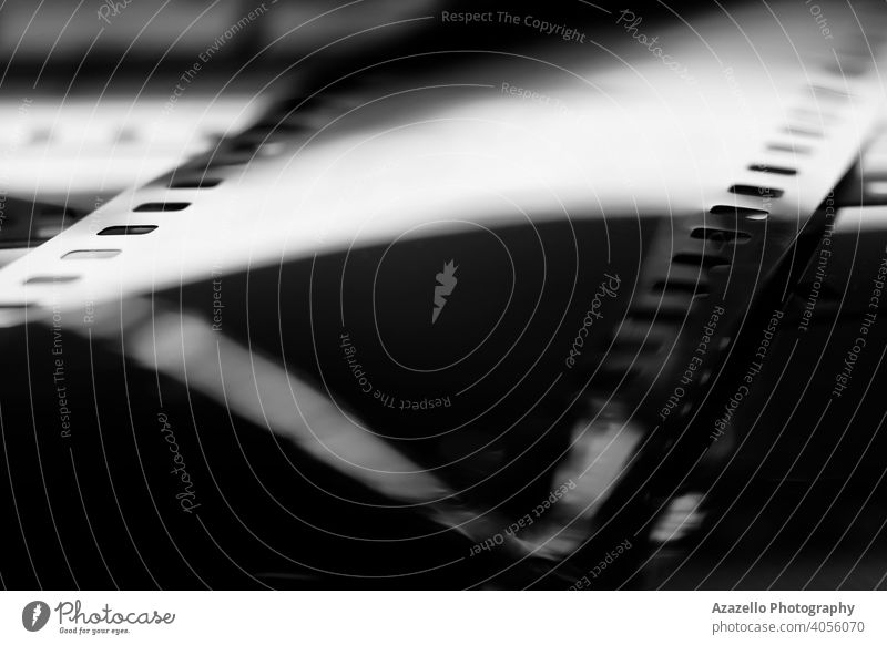 Schwarzer und weißer Negativfilm mit Reflexionen in Unschärfe. 120 2020 35mm abstrakt analog Hintergrund schwarz auf weiß verschwommen Bokeh Fotokamera