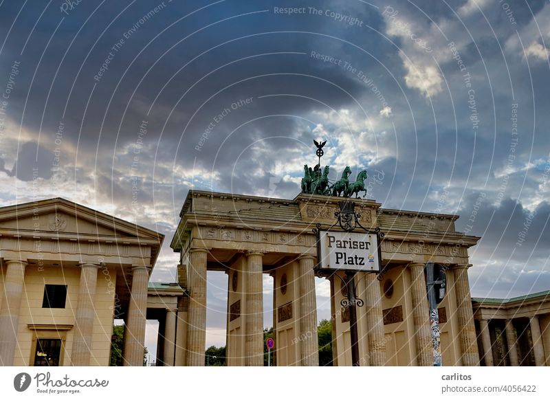 Berlin| Place du Préservatif | Pariser Platz Deutschland Hauptstadt Brandenburger Tor Quadriga Wahrzeichen Sehenswürdigkeit historisch Architektur Stadtzentrum