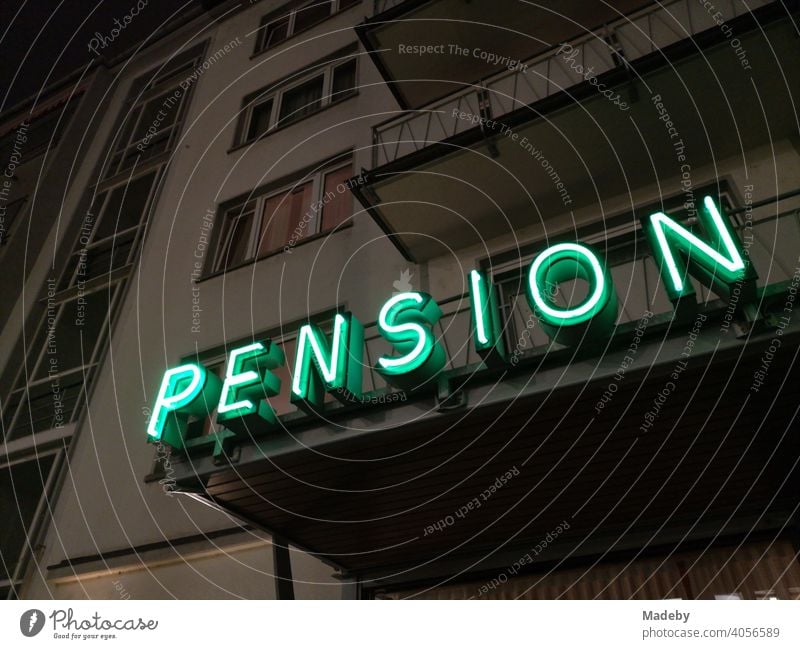 Grüner Neonschriftzug in der Nacht am Balkon einer Pension im Westend von Frankfurt am Main in Hessen Hotel Bleibe Herberge Übernachtung Neonbeleuchtung