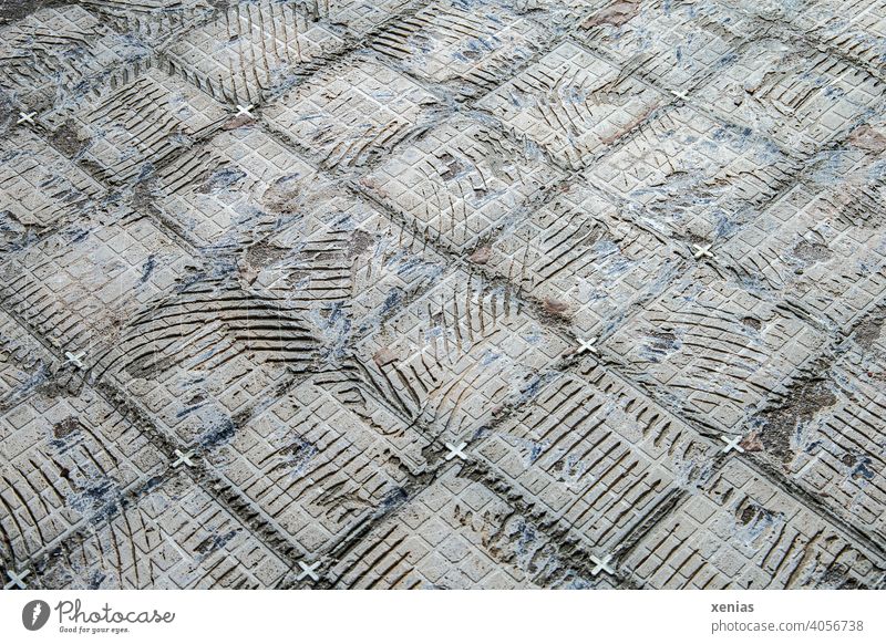 Alter Boden mit ehemals Fliesen zeigt Struktur Fußboden Strukturen & Formen eckig Kacheln renovierung Sanierung Fliesen u. Kacheln Quadrat Kreuze Muster