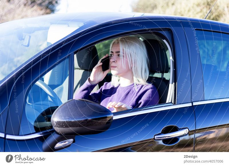 Junge Frau chattet auf ihrem Handy Person PKW Telefon Mitteilung ernst Automobil Business Anruf Laufwerk Fahrer Technik & Technologie Mobile reden sprechend