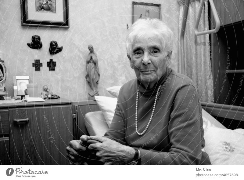 Erinnerung. Großmutter Oma alt Generation Großeltern Pflege Seniorenheim grau grauhaarig Gesundheit Krankenpflege Erschöpfung Müdigkeit 60 und älter Leben