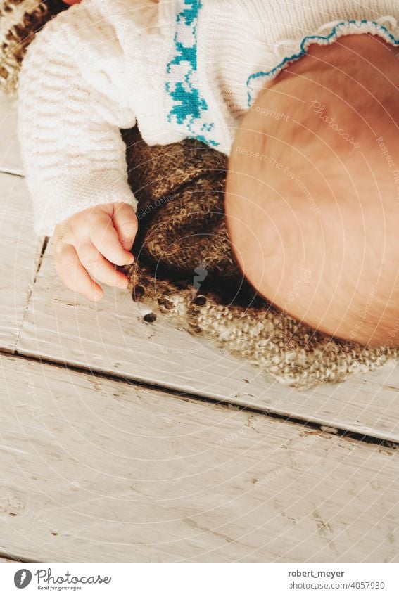 Baby schläft auf einer Decke Erholung Niedlichkeit Bodenbelag Holz neugeboren Junge wenig Säugling Kind niedlich Kindheit bezaubernd schön menschlich jung klein