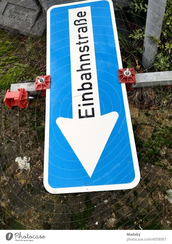 Umgestürztes temporäres Verkehrszeichen an einer Einbahnstraße an einer Baustelle in Oerlinghausen bei Bielefeld am Hermannsweg im Teutoburger Wald in Ostwestfalen-Lippe