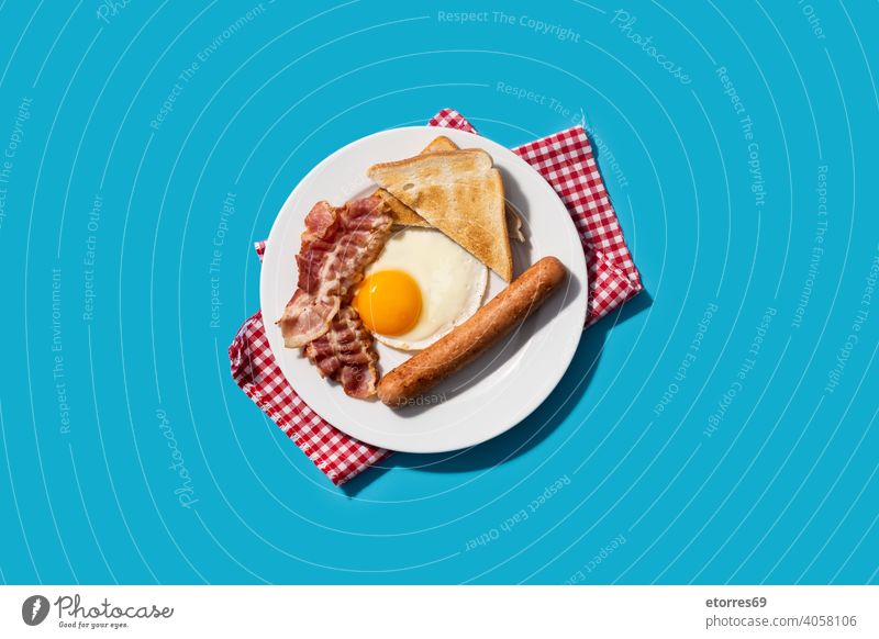 Traditionelles amerikanisches Frühstück auf blauem Hintergrund amrican Speck Brot Speise Ei Fett Lebensmittel gebraten Ernährung Teller Protein Wurstwaren