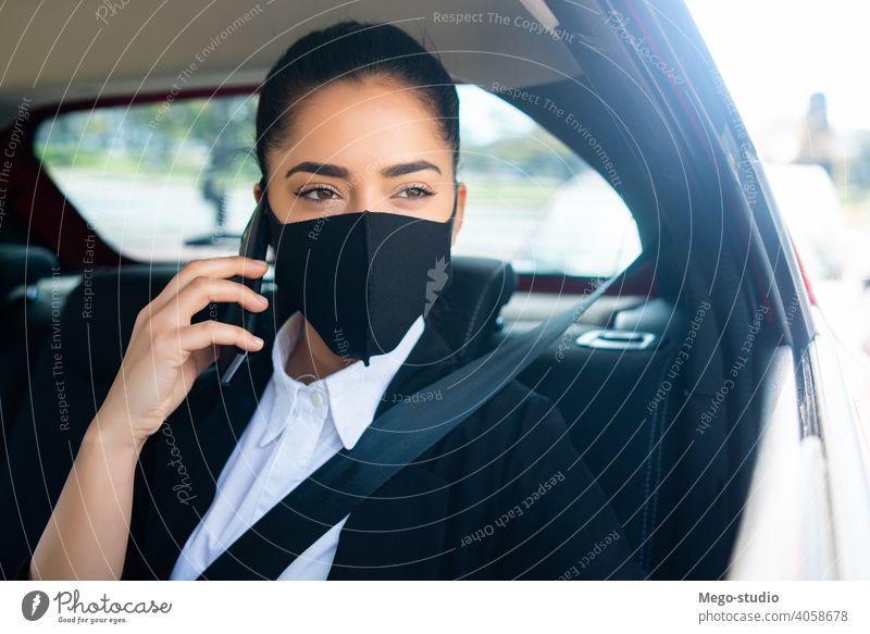 Frau mit Maske fährt Auto, Gesicht im Rückspiegel, reist in der 19. - ein  lizenzfreies Stock Foto von Photocase