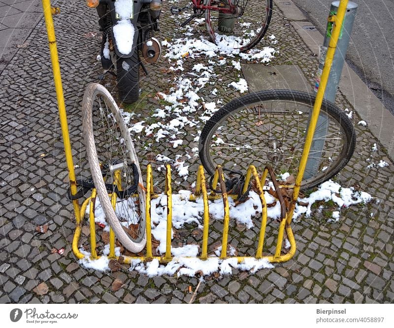 Zwei angeschlossene Vorderräder von Fahrrädern, der Rest der Fahrräder ist offenkundig gestohlen worden Vorderrad Fahrradständer Diebstahl Kriminalität
